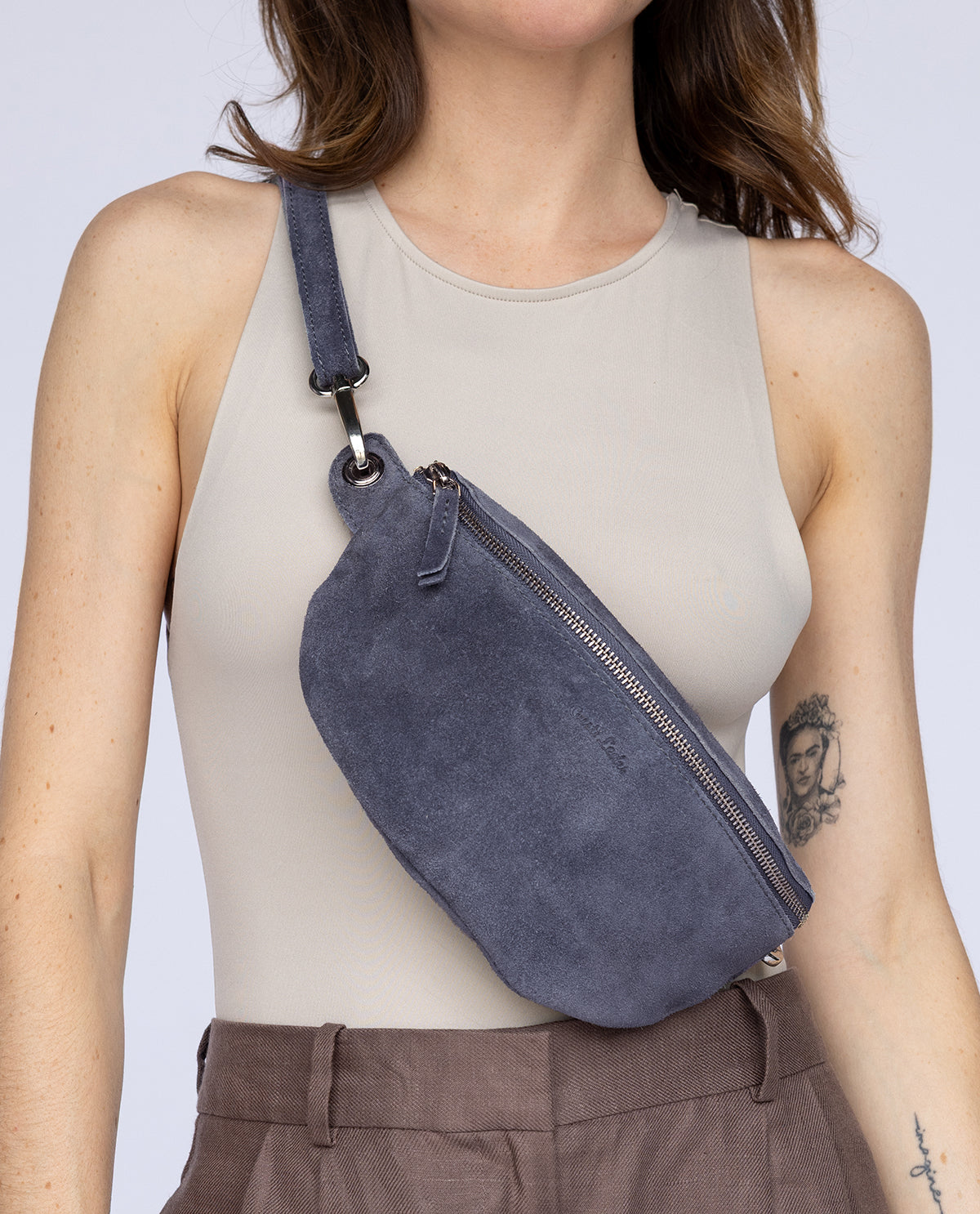 gusti-leder-rosamonde-bauchtasche-damen-blau-leder-mit-airtag-fach image 1