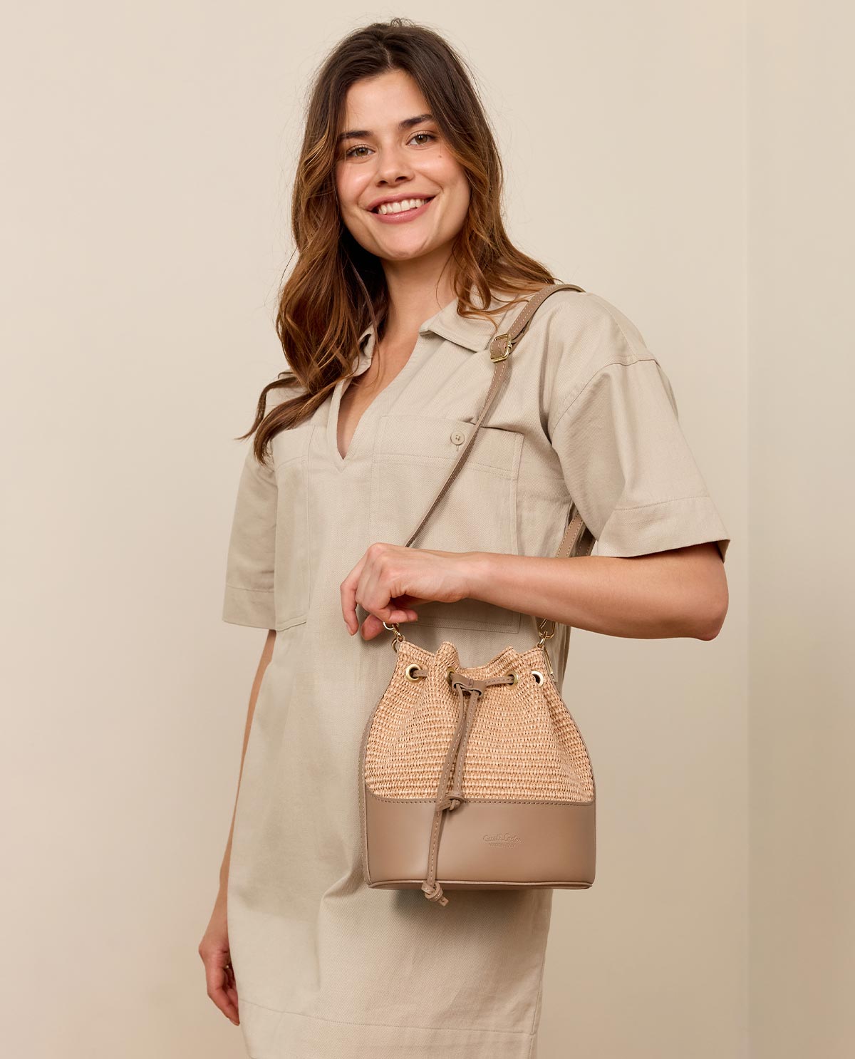 gusti-leder-nuria-beuteltasche-raffia-lederboden-natur image 1