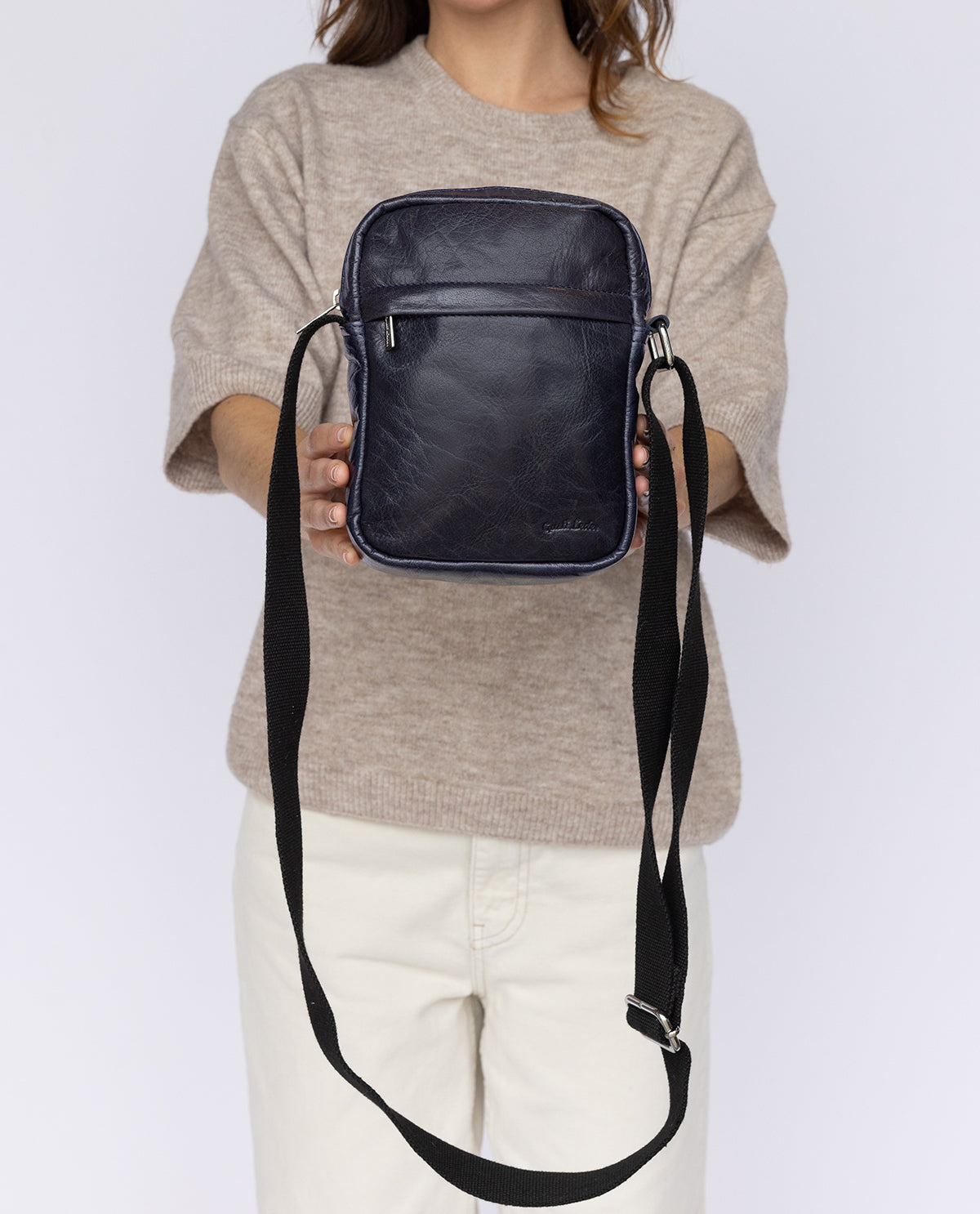 gusti-leder-karl-umh-ngetasche-schwarz-mit-airtag-fach image 7