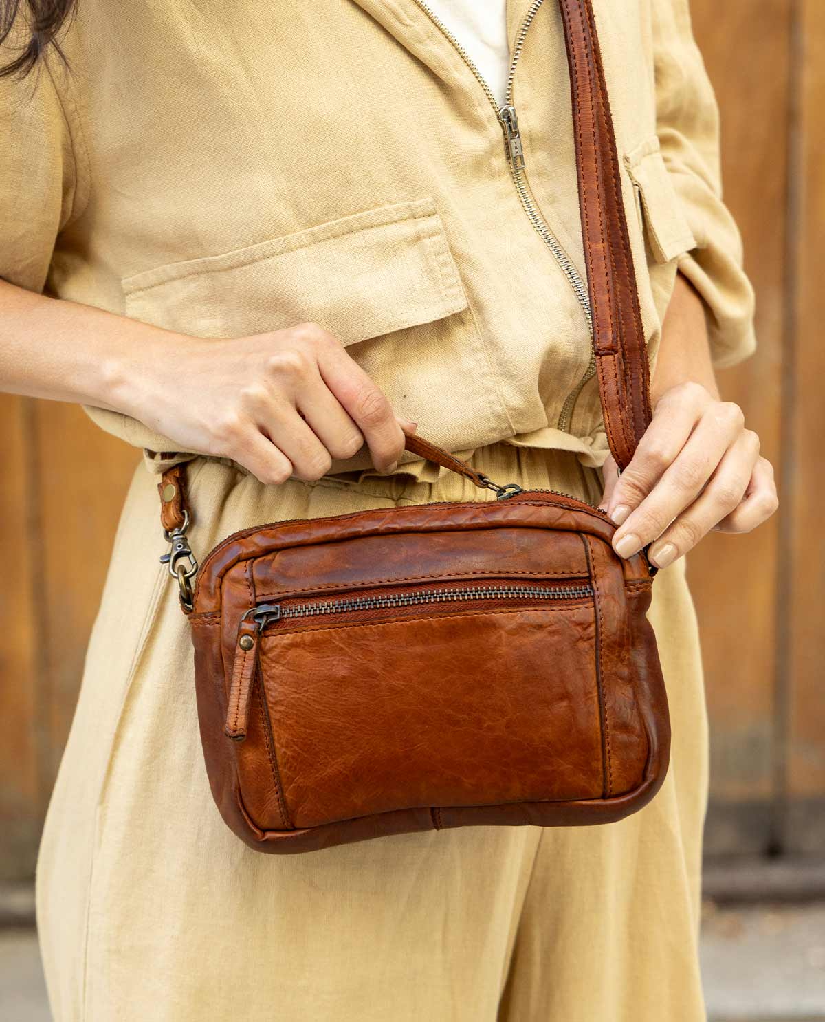 gusti-leder-dominic-handtasche-kompakt-aus-leder-2 image 1