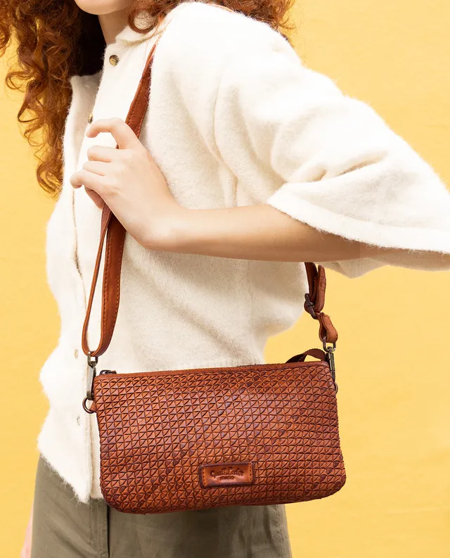 gusti-leder-bulan-handtasche-braun-geflochten-mit-schulterriemen image 1