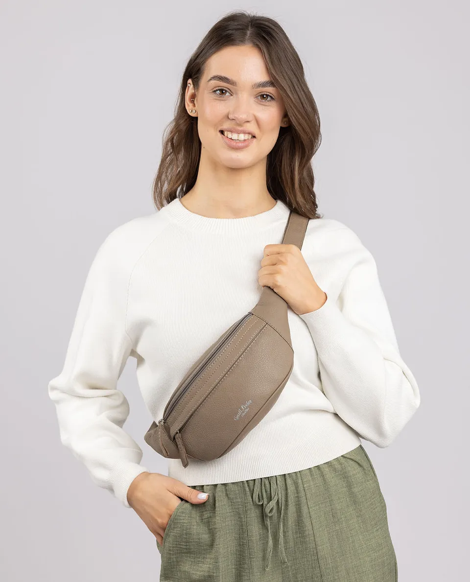 gusti-leder-spencer-g-rteltasche-bauchtasche-aus-rindsleder-6 image 1