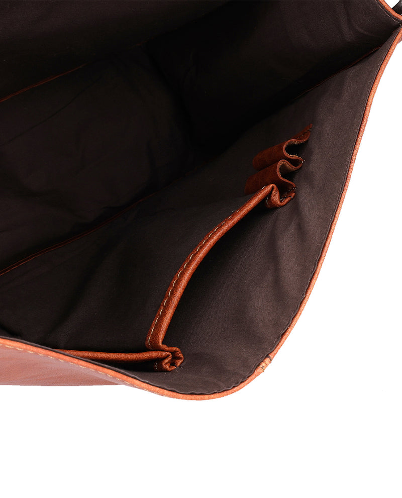 gusti-leder-pharell-leder-schultertasche-laptoptasche-15-zoll image 2