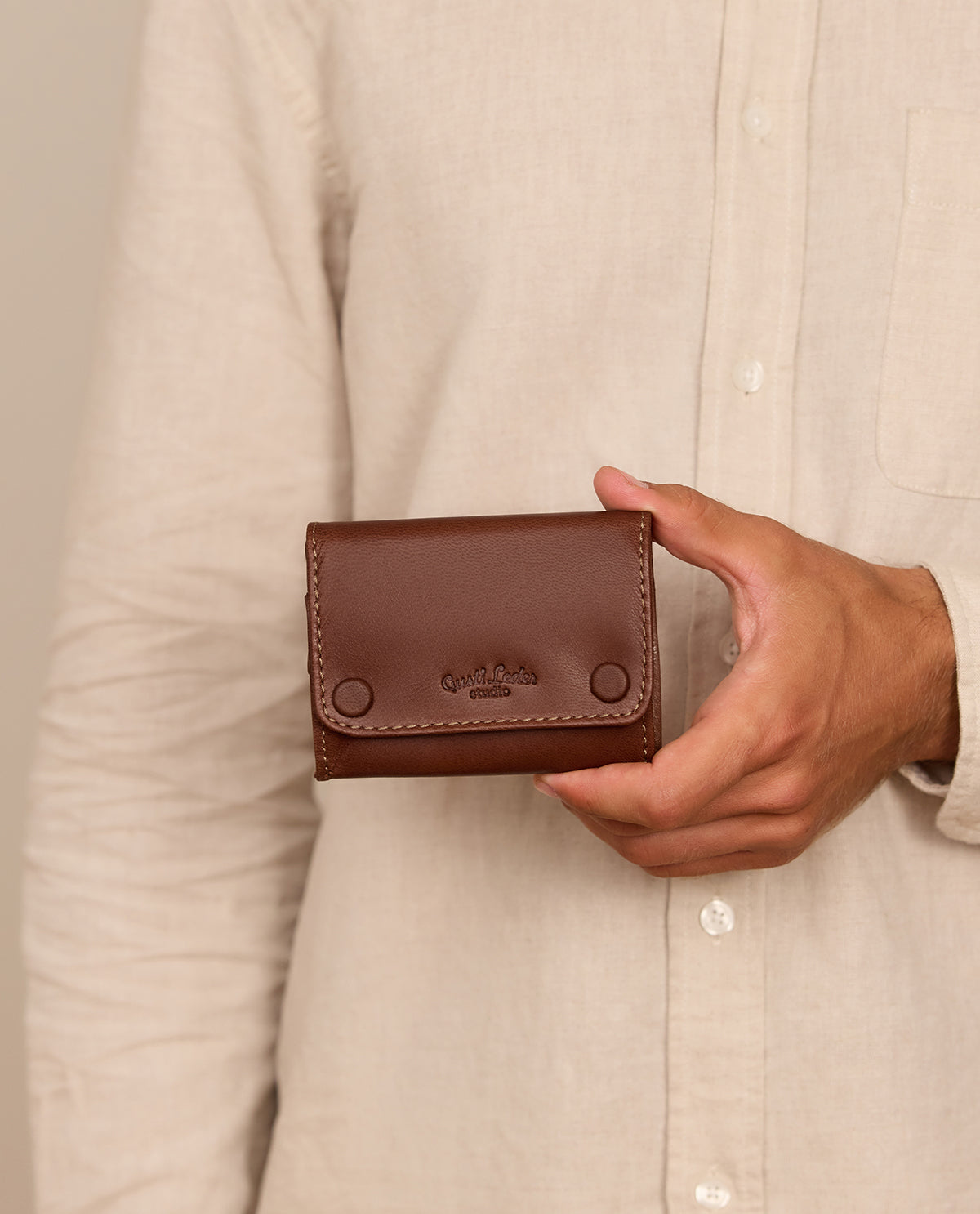 gusti-leder-lutz-tabaktasche-mit-rei-verschluss-aus-leder image 1