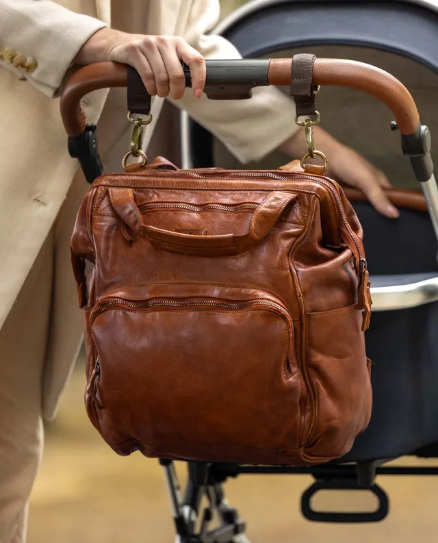 gusti-leder-carina-wickelrucksack-aus-braunem-leder image 1