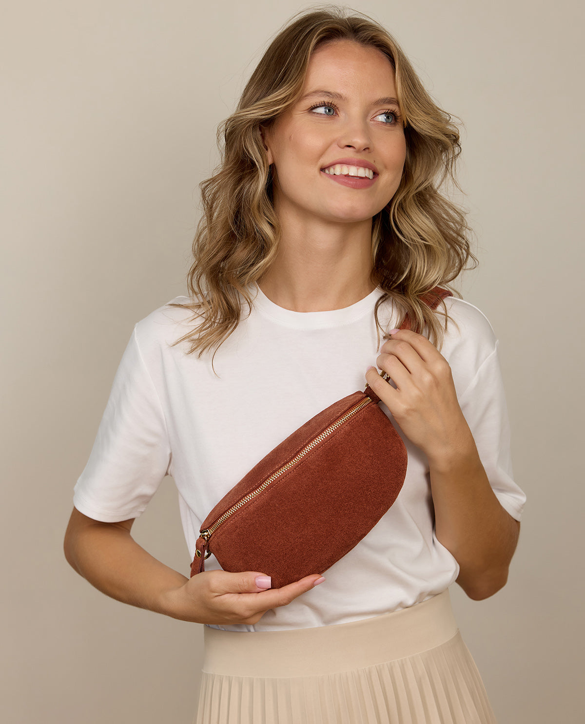 gusti-leder-brinja-umh-ngetasche-halbrund-kleine-leder-crossbody-tasche image 4