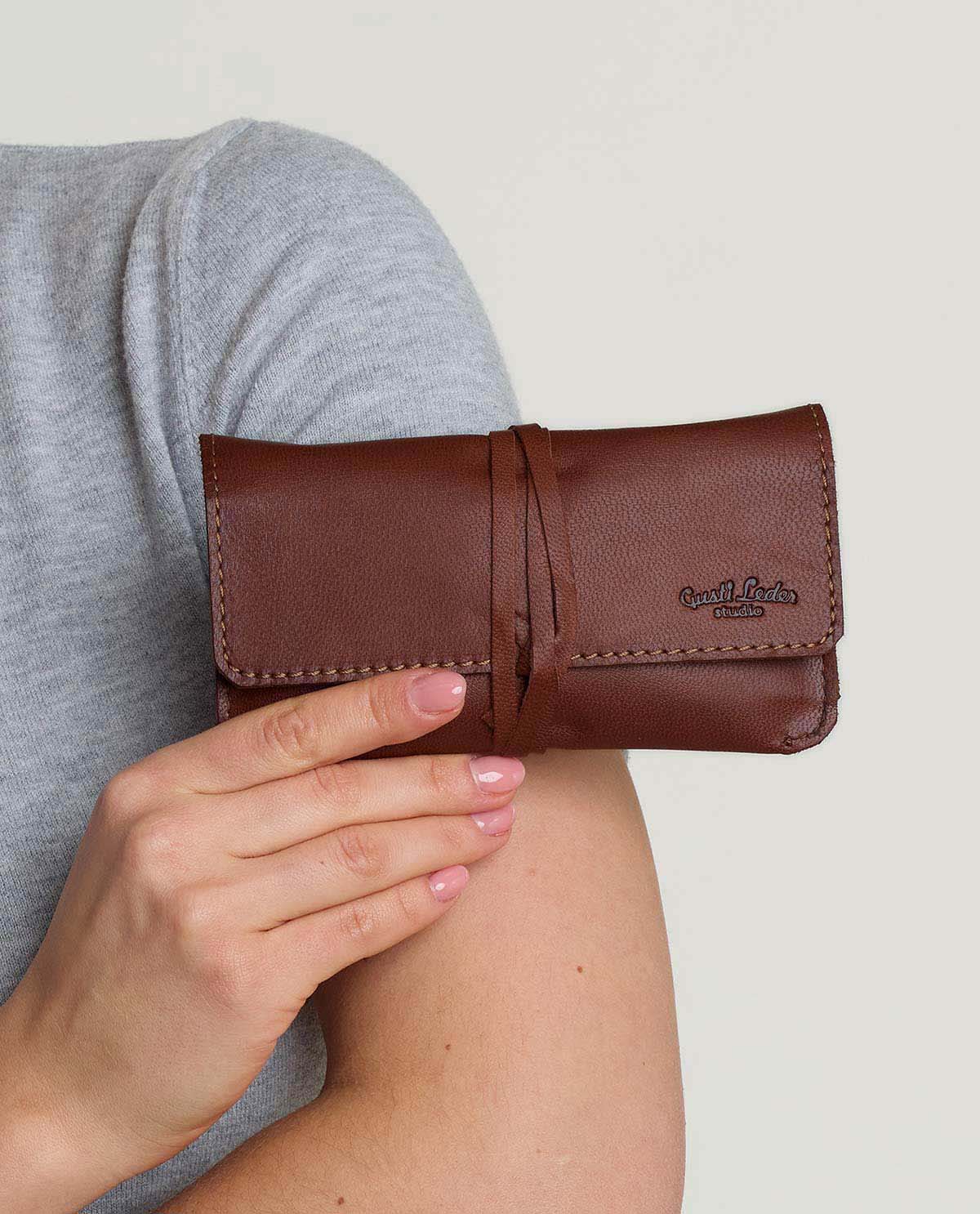 gusti-leder-jesse-tabaktasche-drehtasche-aus-leder image 1
