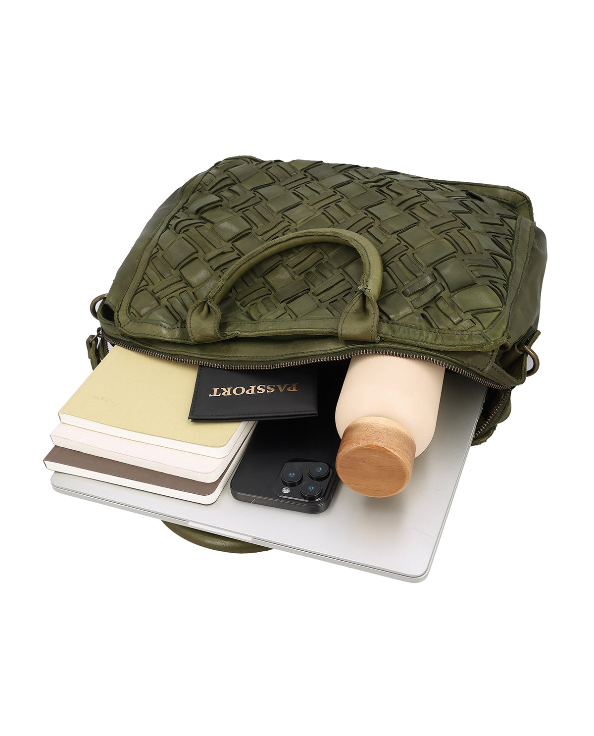 gusti-leder-jessi-messenger-bag-gr-n-mit-flechtoptik-und-laptopfach image 3
