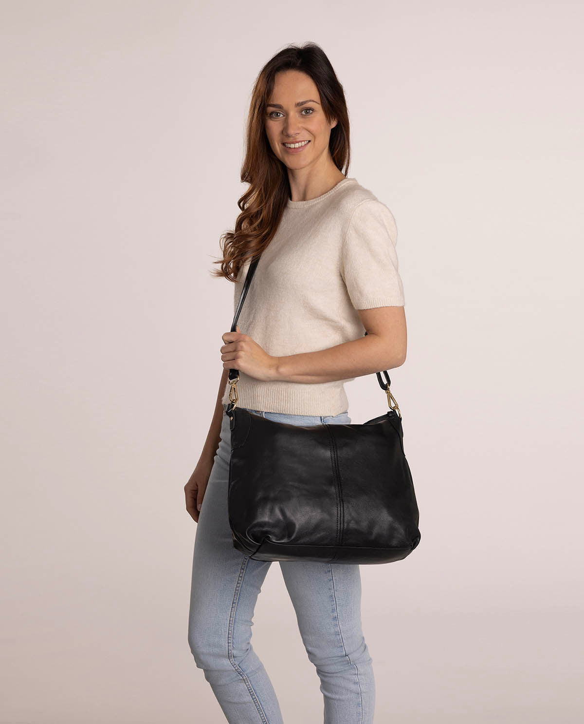 gusti-leder-hannah-shopper-umh-ngetasche-aus-b-ffelleder-in-schwarz image 4
