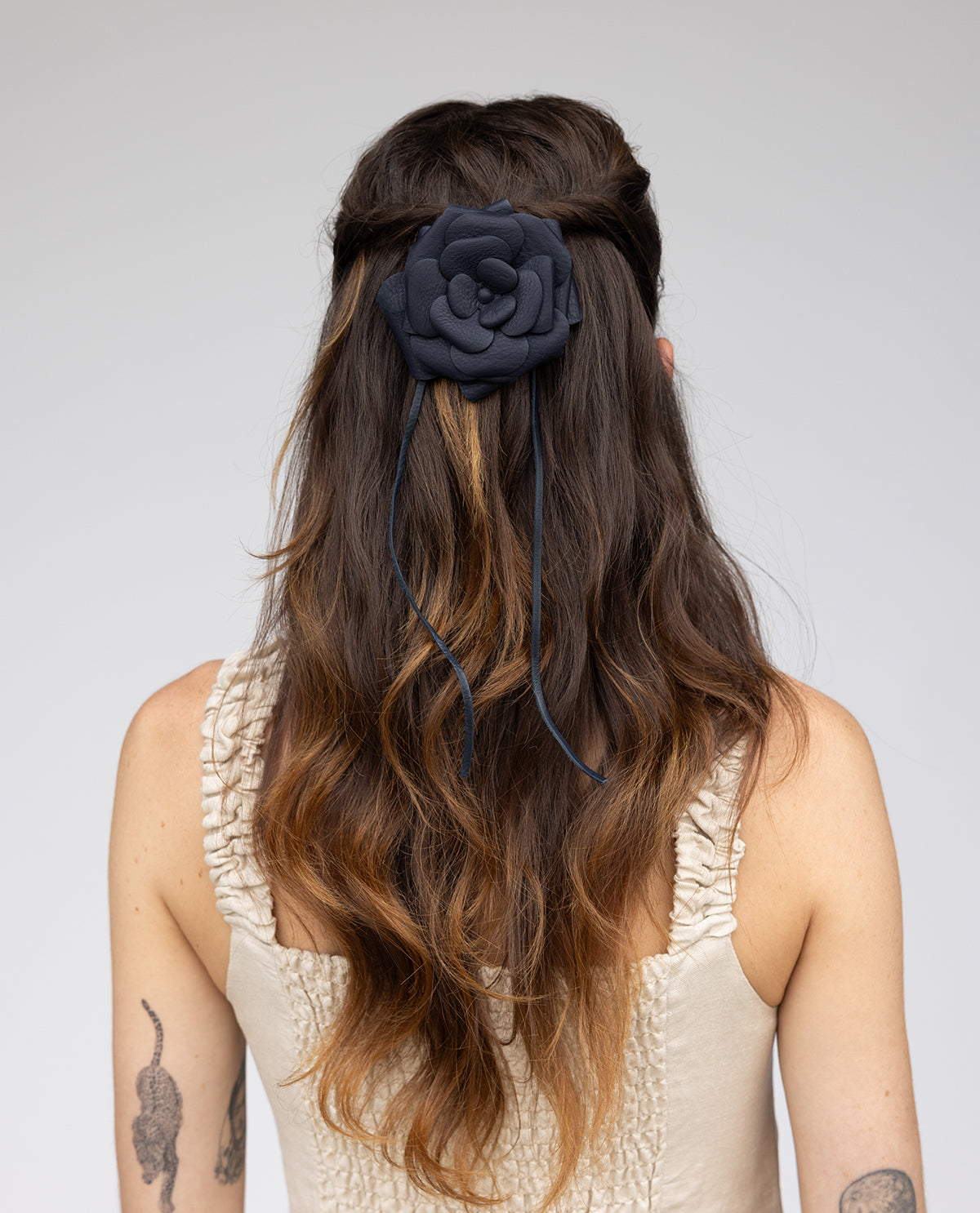 gusti-leder-iva-haarspange-dunkelblau-blumen-lwg-leder image 3