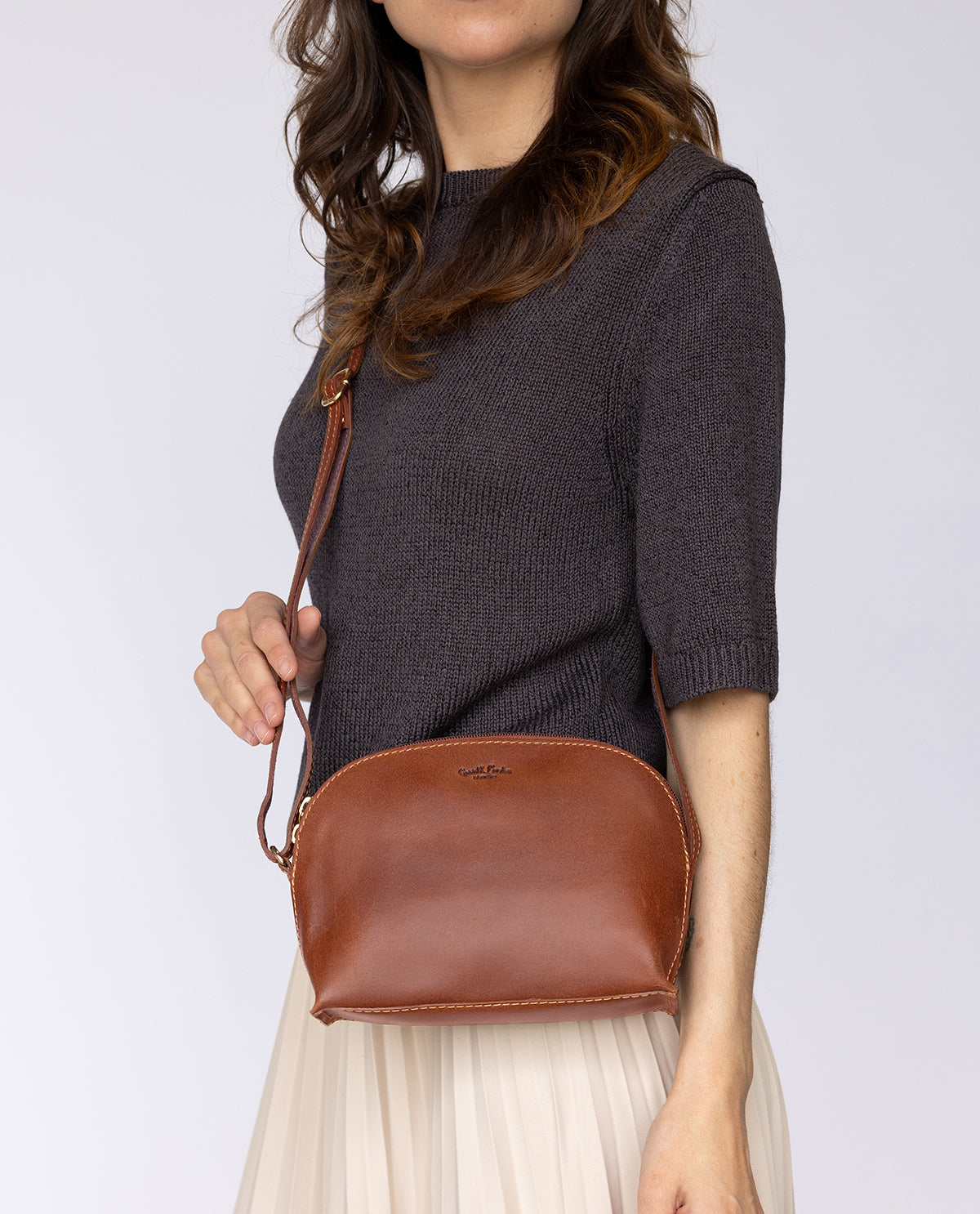 gusti-leder-caio-handtasche-leder-braun-mit-airtag-fach image 1