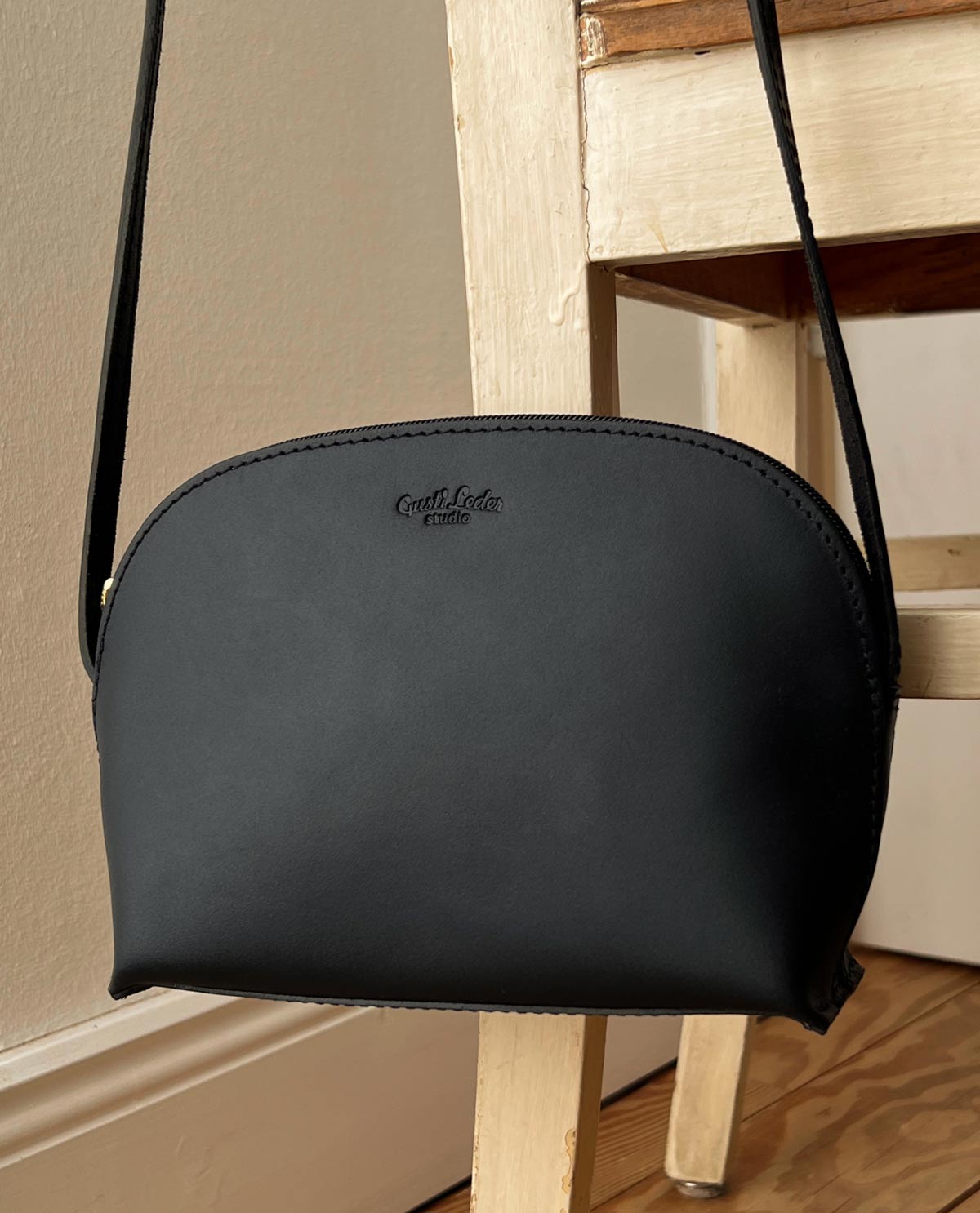gusti-leder-tilda-handtasche-aus-schwarzem-rindsleder-halbmondf-rmig image 1