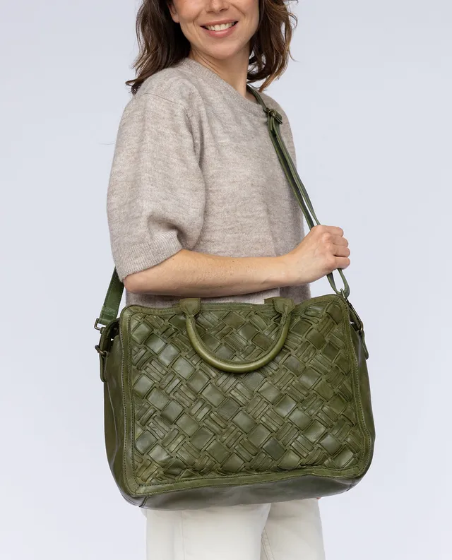 gusti-leder-jessi-messenger-bag-umh-ngetasche-gr-n-geflochten-mit-laptopfach image 1