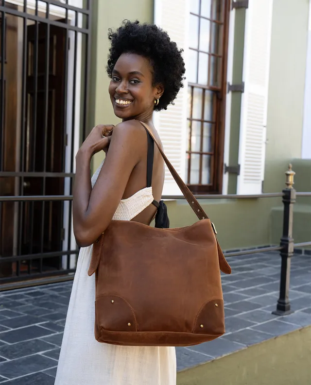 gusti-leder-moje-handtasche-damen-braun-mit-airtag-fach image 1