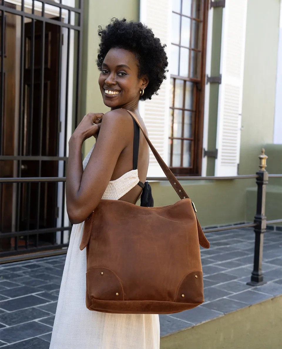 gusti-leder-moje-handtasche-damen-braun-mit-airtag-fach image 1