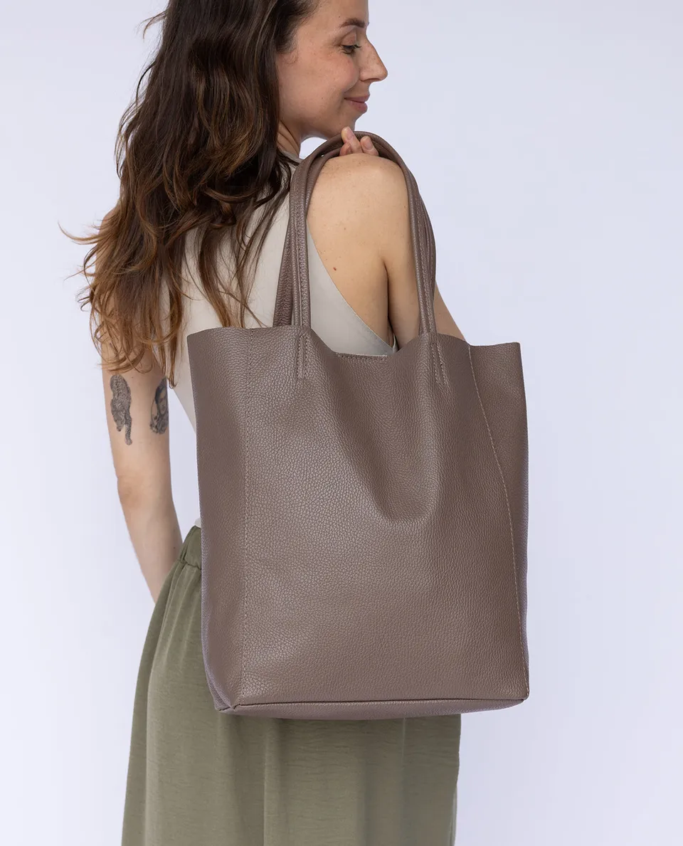 gusti-leder-vilma-lederhandtasche-braun-mit-magnetverschluss image 1