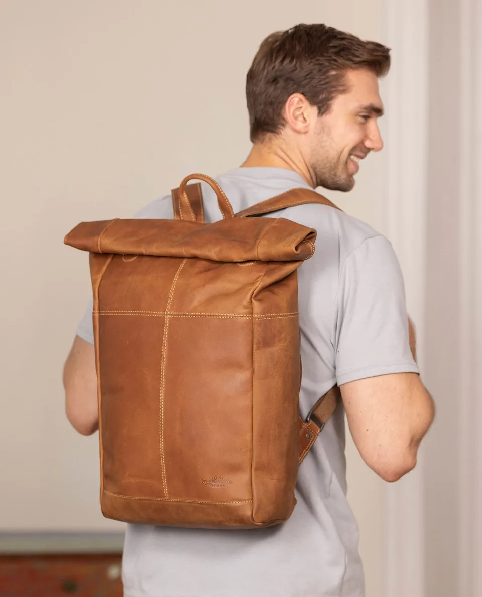 gusti-leder-joy-messenger-rucksack-aus-b-ffelleder image 1