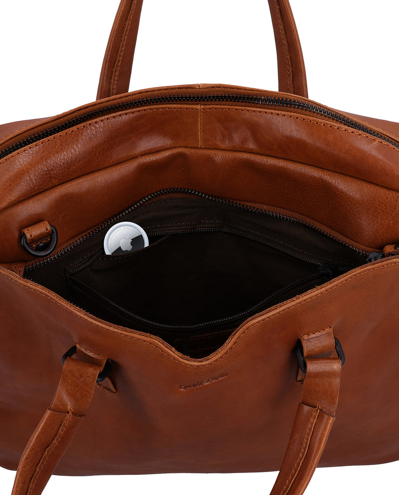 gusti-leder-davina-messenger-bag-braun-aus-cowhide-leder-business image 4