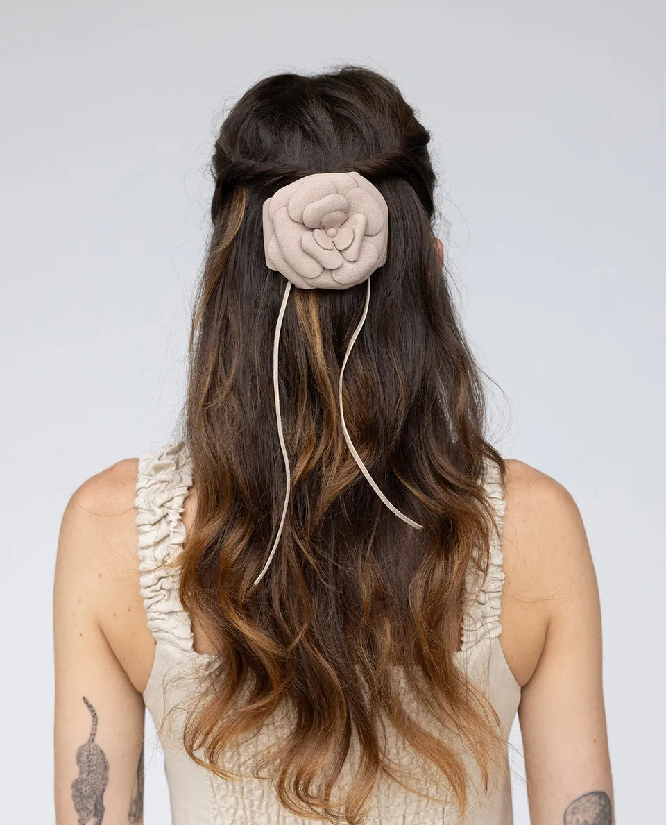 gusti-leder-iva-haarspange-lederblume-beige-lwg-leder image 1