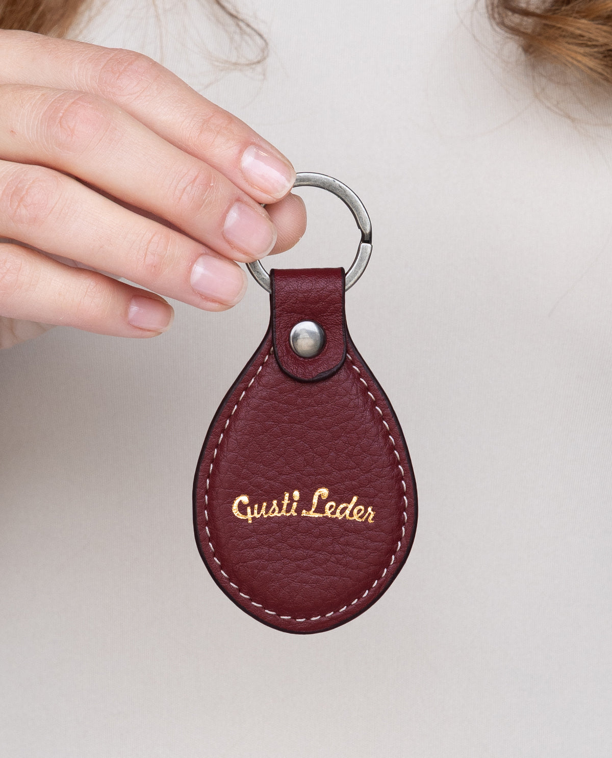 gusti-leder-lian-schl-sselanh-nger-aus-leder-oval-personalisierbar image 1