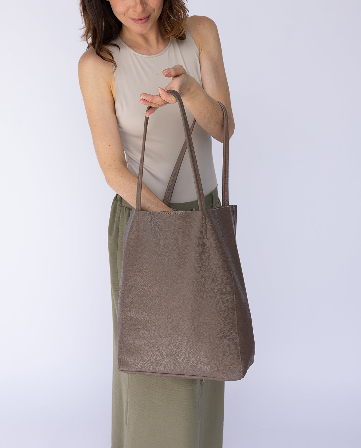 gusti-leder-vilma-lederhandtasche-braun-mit-magnetverschluss image 7