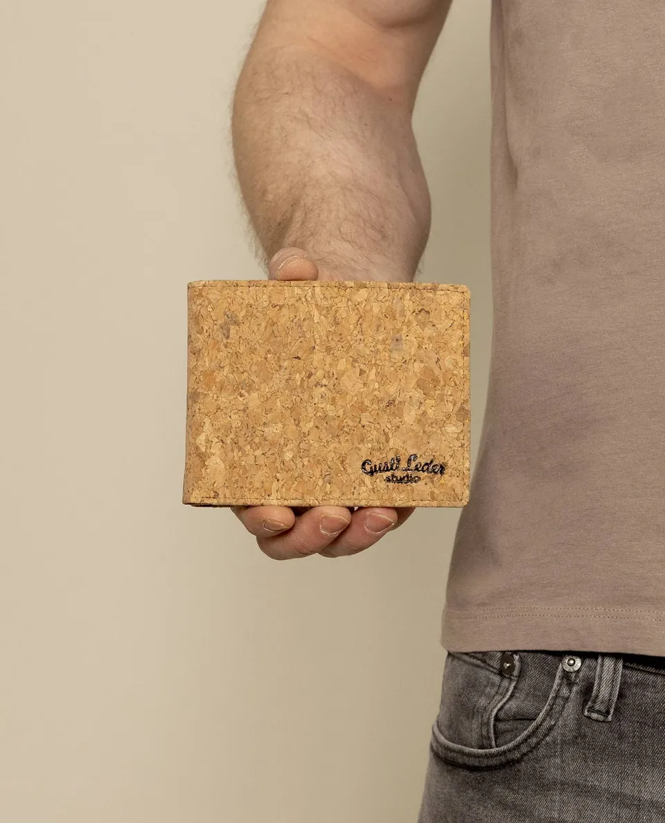 gusti-leder-pawel-geldb-rse-herren-aus-naturkork-schlank-veganes-material image 1