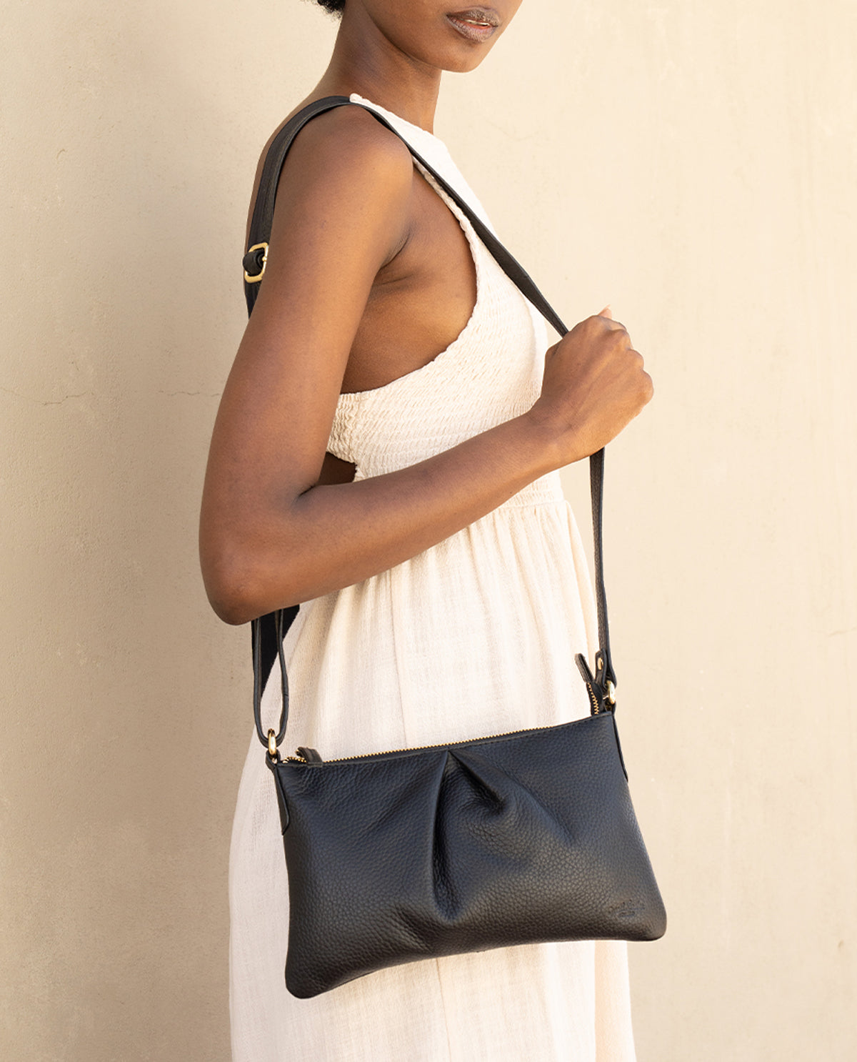 gusti-leder-aurelie-kleine-lederhandtasche-damen-schwarz-mit-airtag-fach image 1