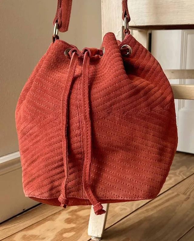 gusti-leder-grethe-beuteltasche-aus-veloursleder image 1