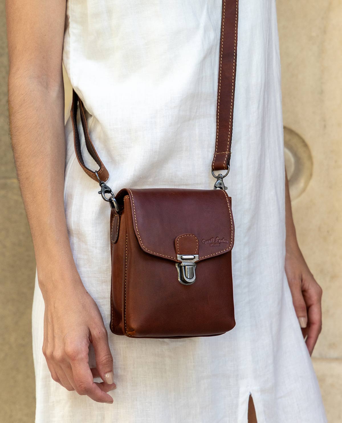 gusti-leder-nelly-g-rteltasche-bauchtasche-eckig-im-vintage-look image 1