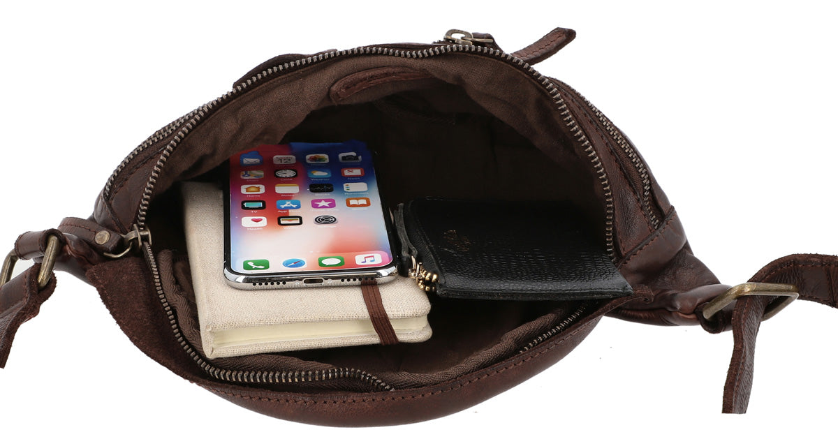 gusti-leder-acton-bauchtasche-g-rteltasche-aus-waschleder-outlet image 4