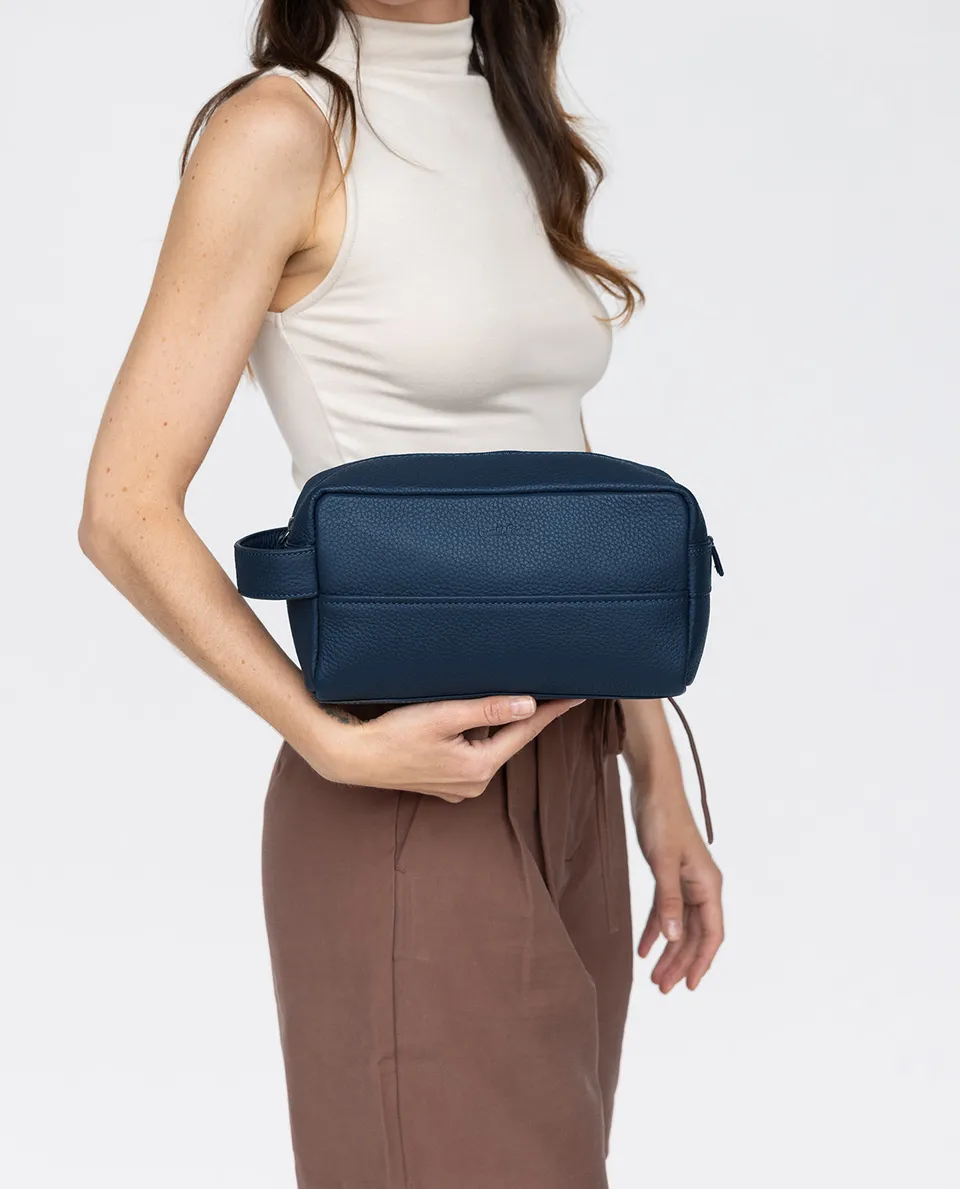 gusti-leder-hermann-kulturtasche-herren-leder-dunkelblau image 1