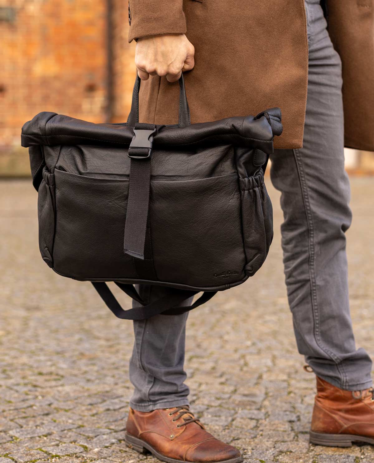 gusti-leder-zane-schultertasche-aus-schwarzem-leder image 1
