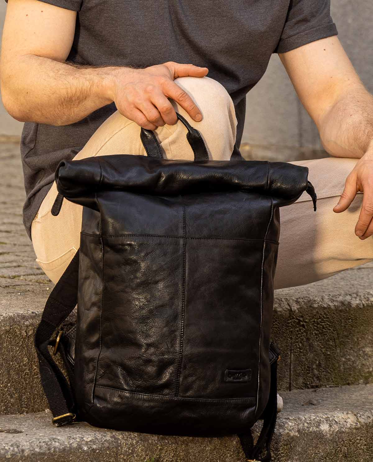 gusti-leder-joy-kurierrucksack-daypack-fliptop-schwarz-outlet image 4