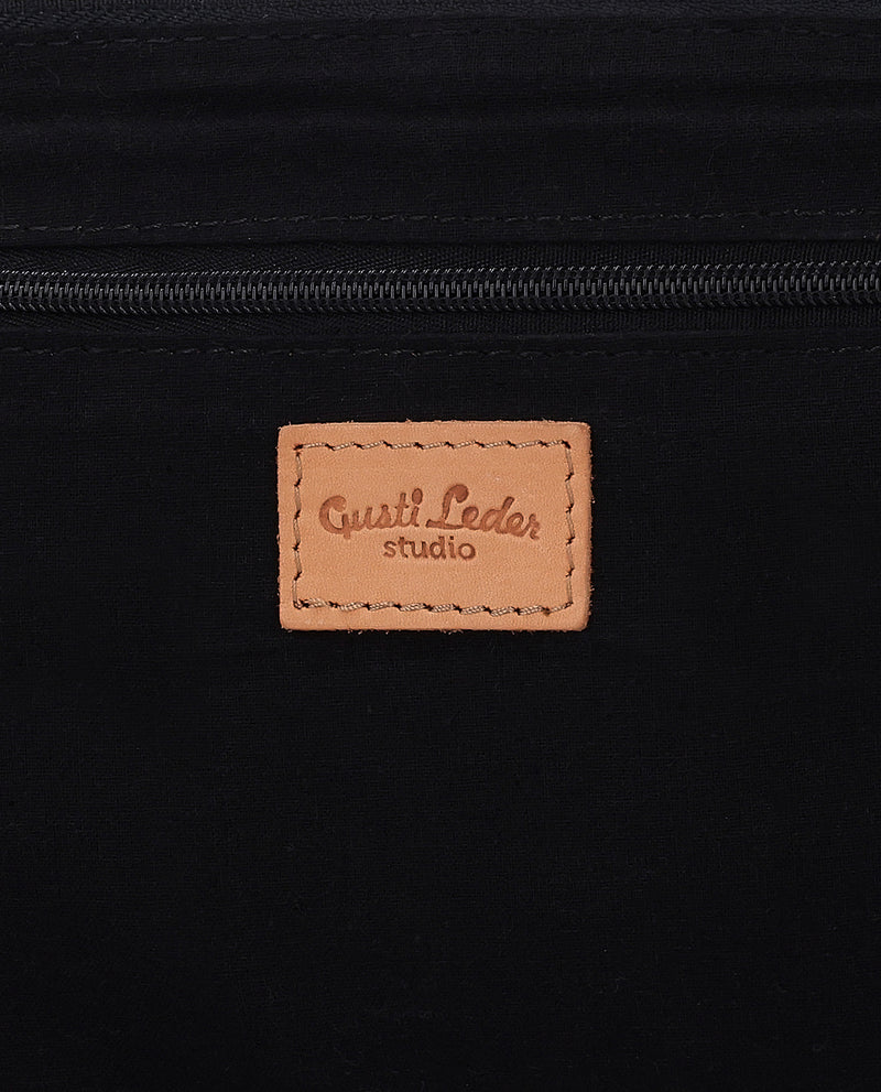 gusti-leder-aurelie-kleine-handtasche-damen-schwarz-leder-mit-airtag-fach image 2