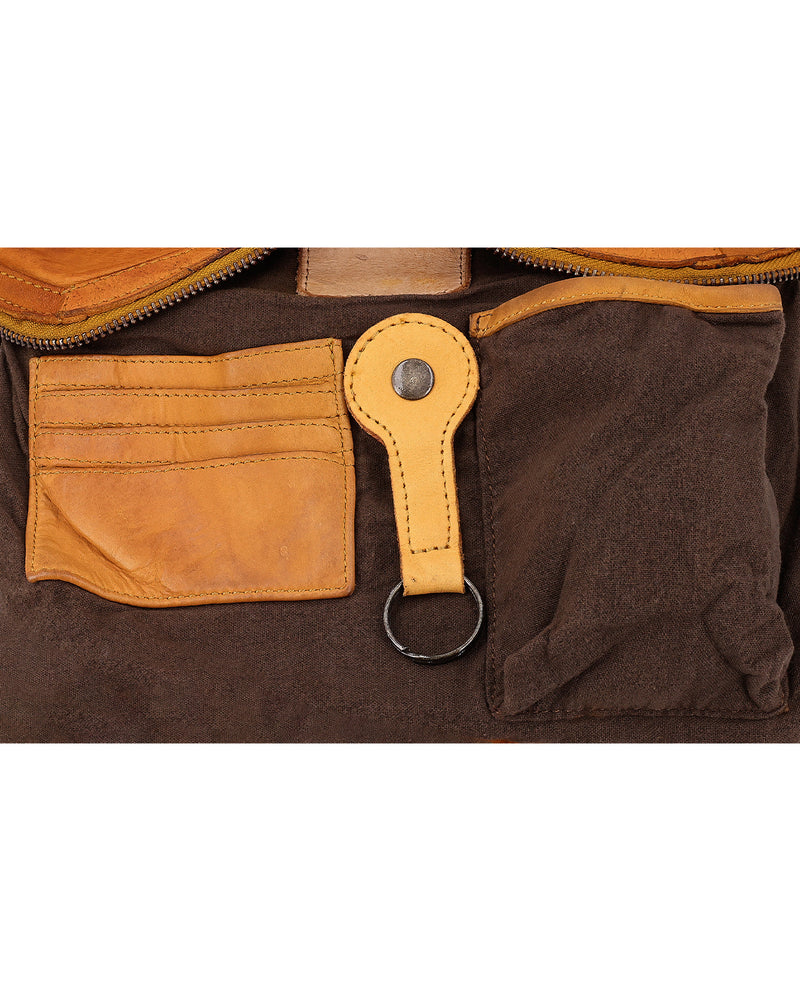 gusti-leder-anette-handtasche-klein-braun-aus-washed-cowhide-leder image 3