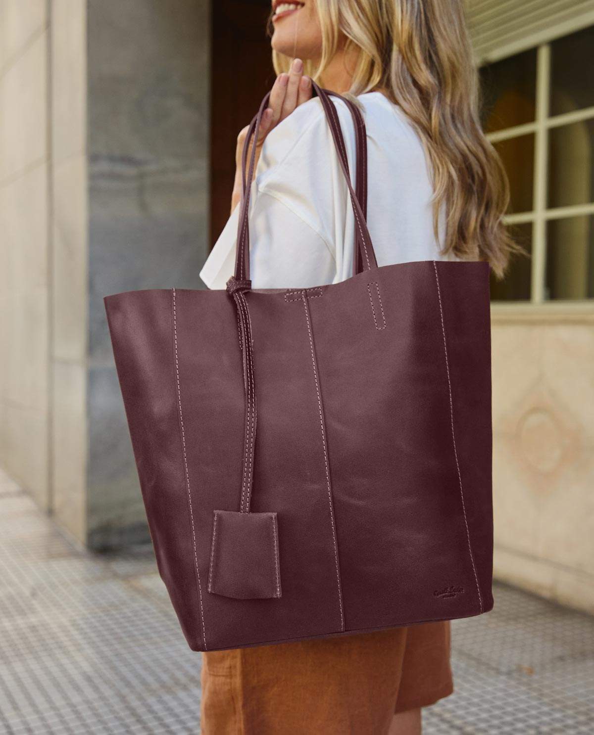 gusti-leder-cassidy-shopper-handtasche-aus-leder-understatement-look image 1