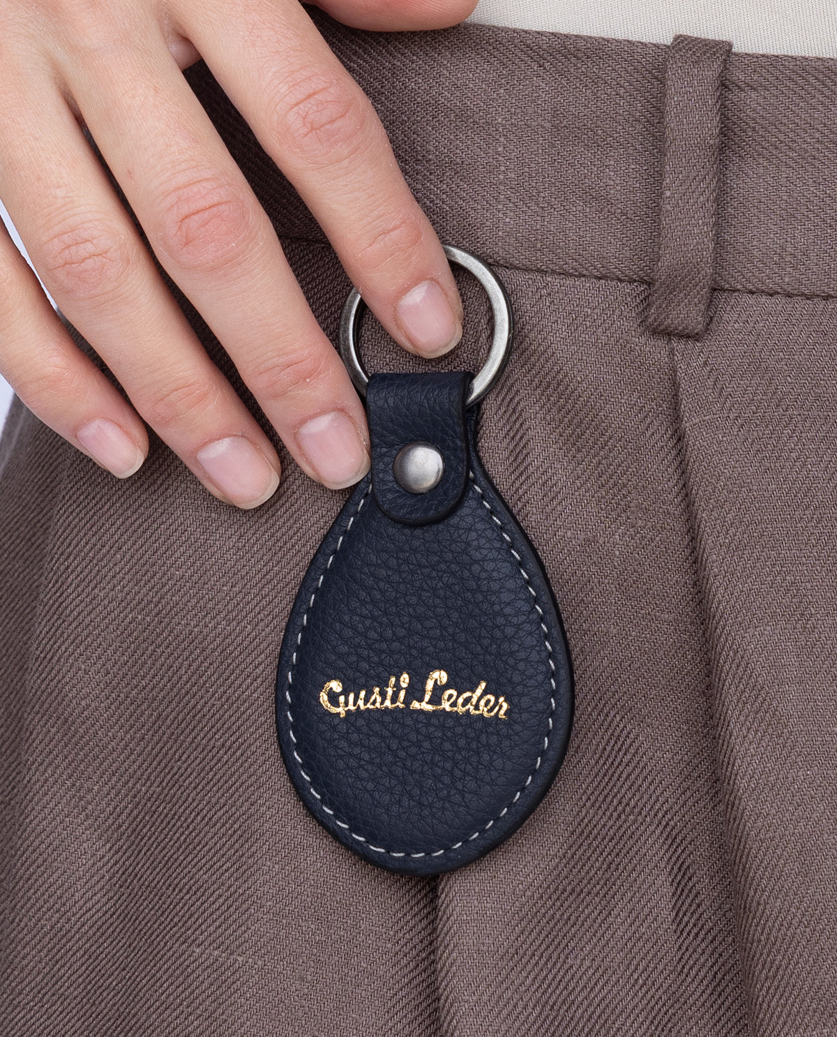 gusti-leder-lian-schl-sselanh-nger-leder-oval-personalisierbar-2 image 6