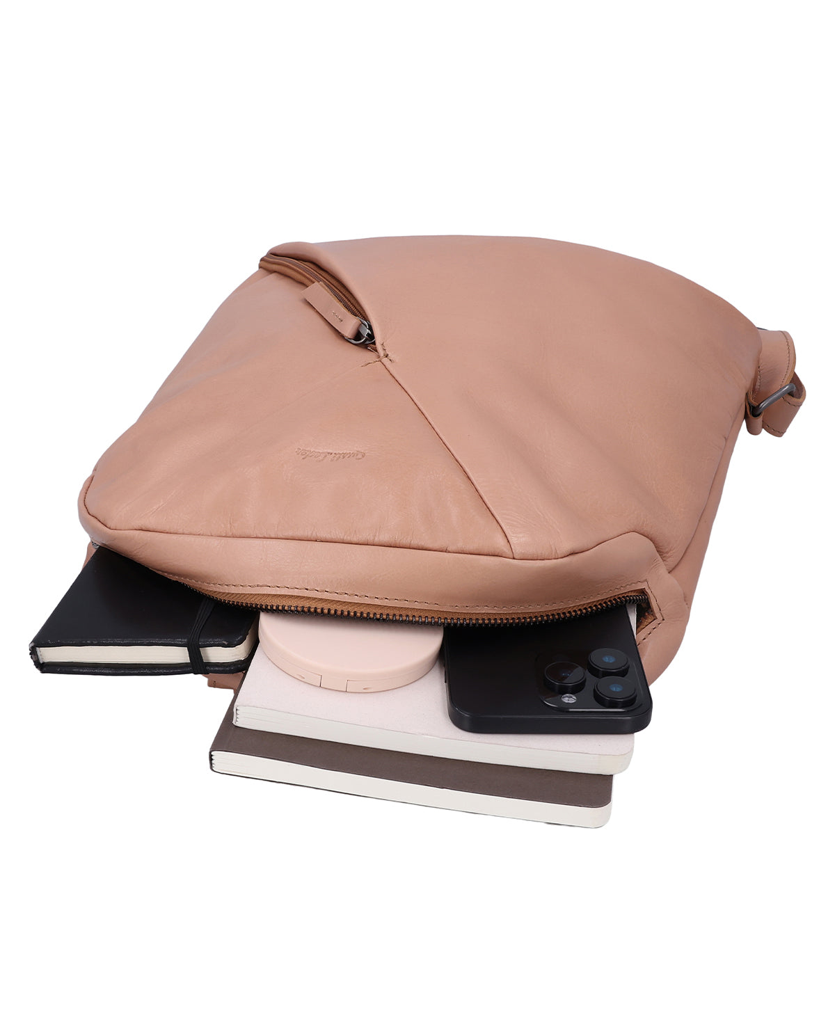 gusti-leder-sanna-rucksack-damen-beige-leder-mit-airtag-fach image 7