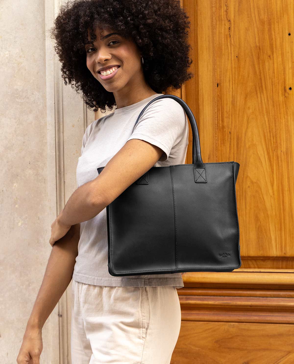 gusti-leder-greta-leder-shopper-handtasche-schwarz image 4