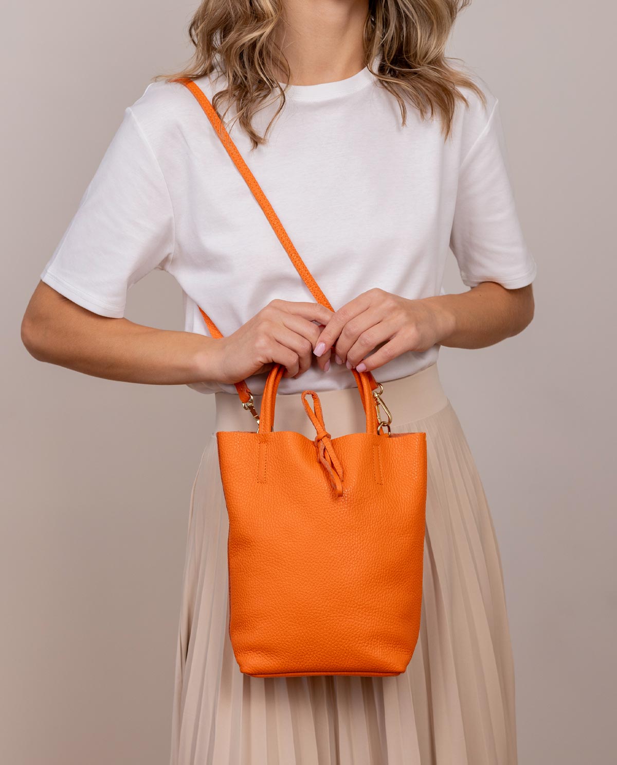 gusti-leder-damira-bucket-handtasche-leder-minimalistisch image 4