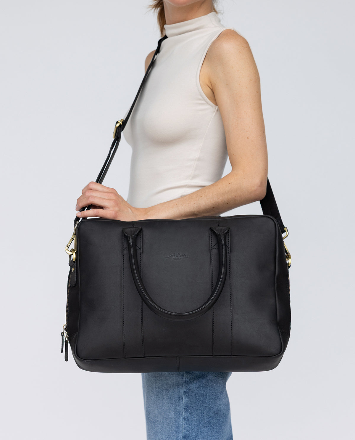 gusti-leder-fynn-laptoptasche-business-leder-schwarz-mit-airtag-fach-und-trolley image 1
