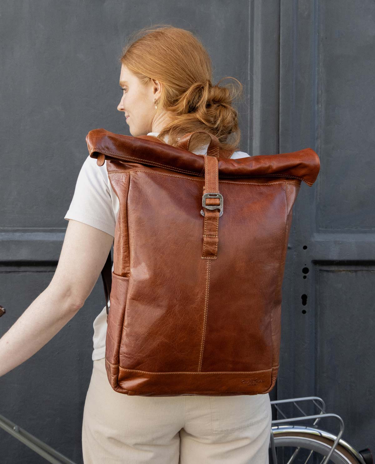 gusti-leder-bendik-roll-top-rucksack-aus-leder image 1