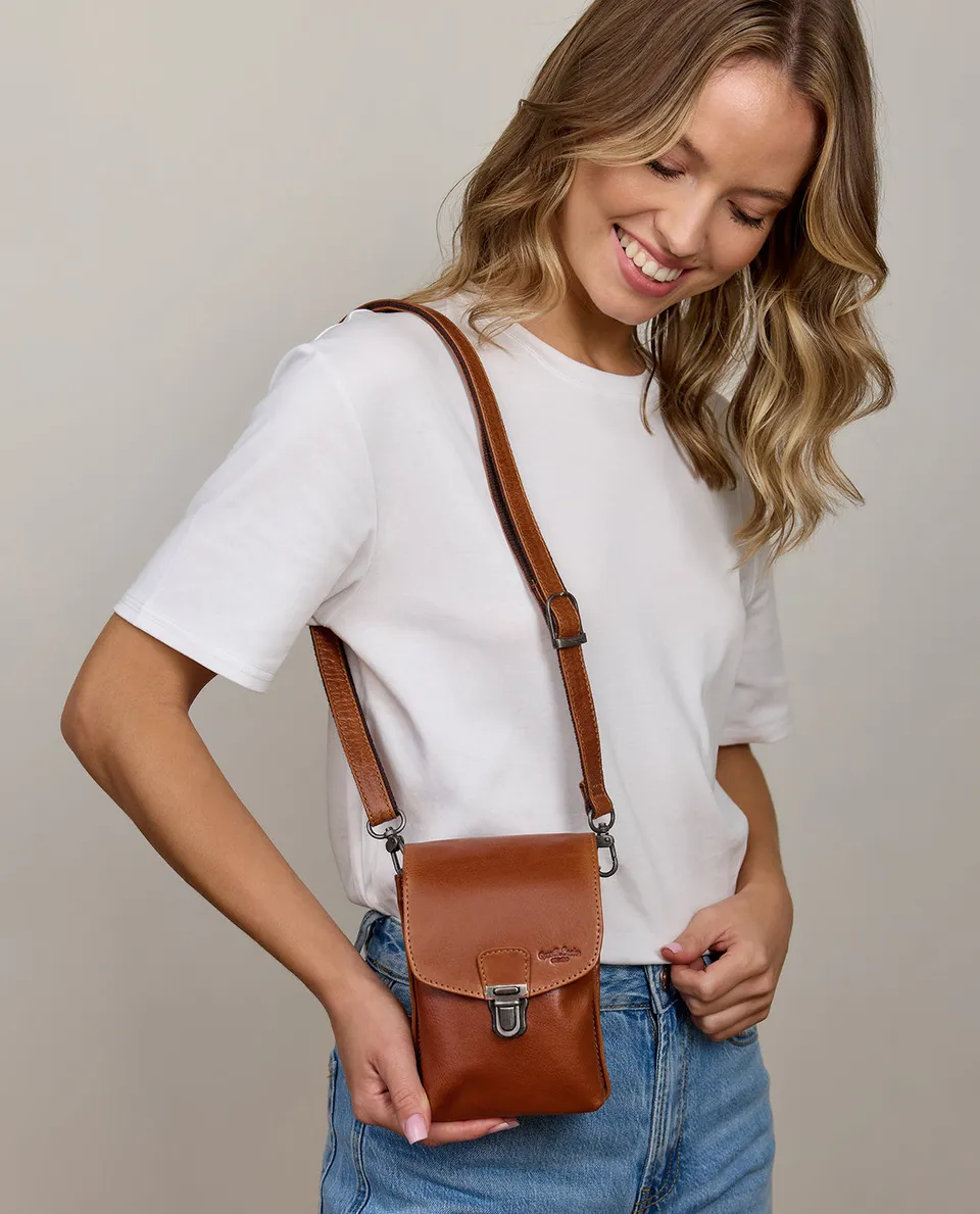 gusti-leder-nelly-bauchtasche-aus-leder-kompakte-g-rteltasche-im-vintage-look image 1