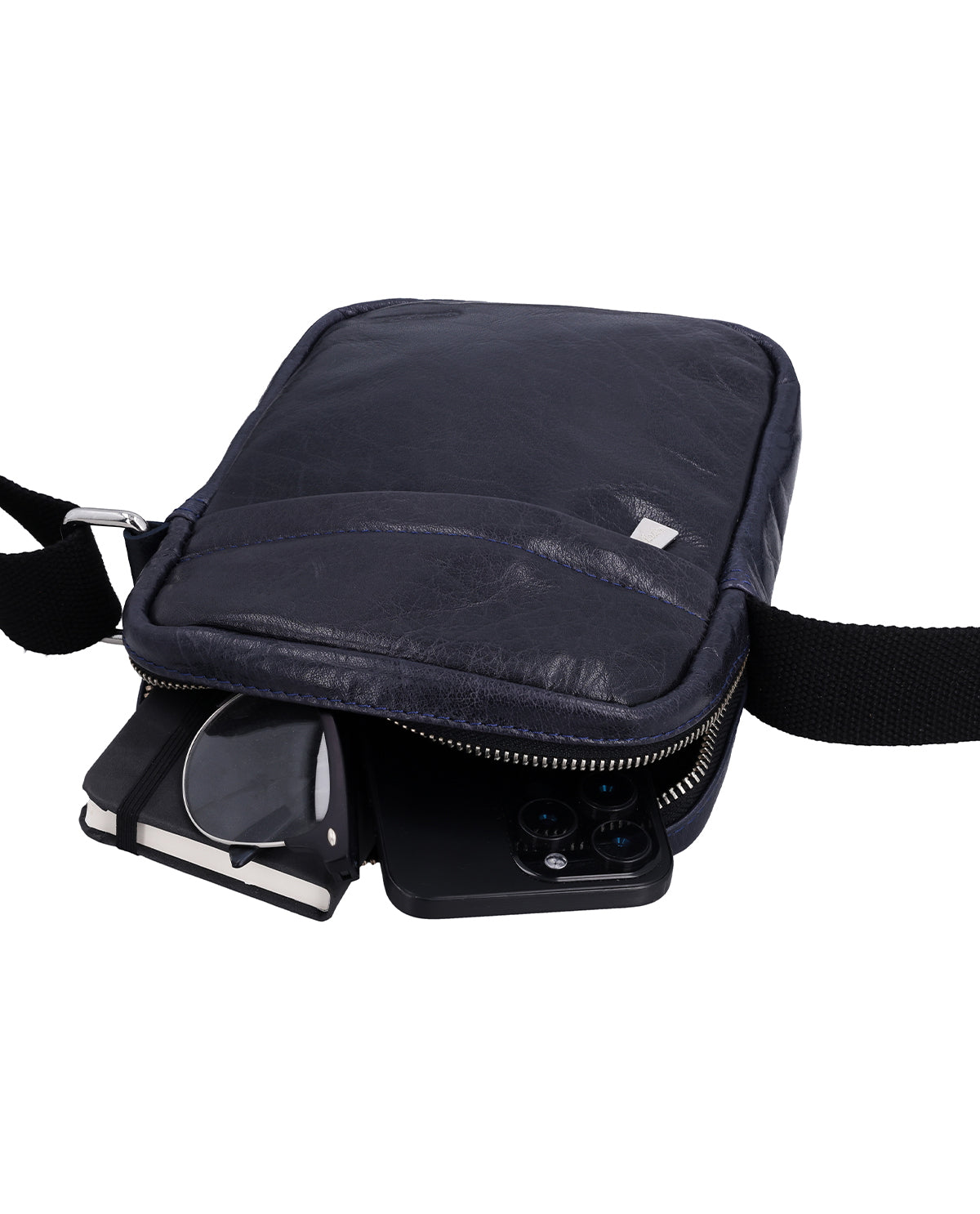 gusti-leder-karl-umh-ngetasche-schwarz-mit-airtag-fach image 3