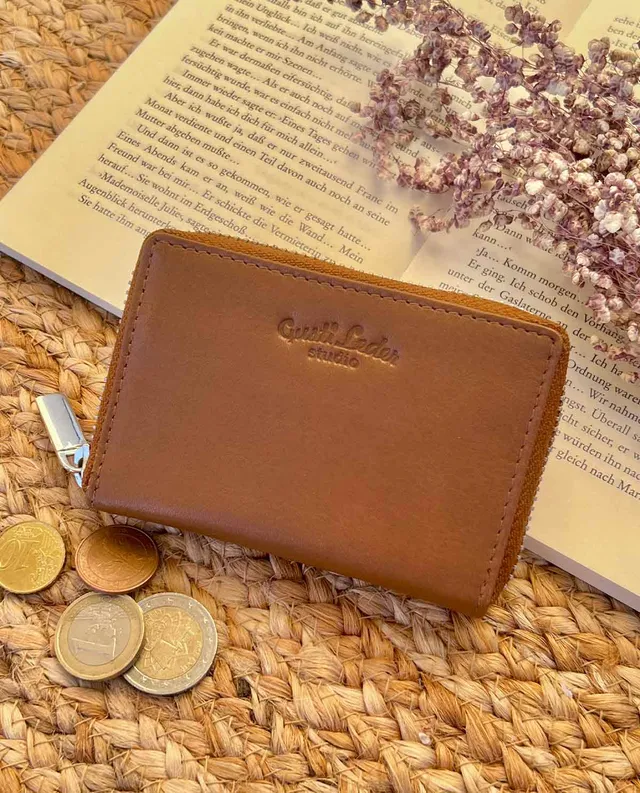 gusti-leder-abel-kartenetui-aus-leder-f-r-bis-zu-8-karten-mit-rei-verschluss image 1