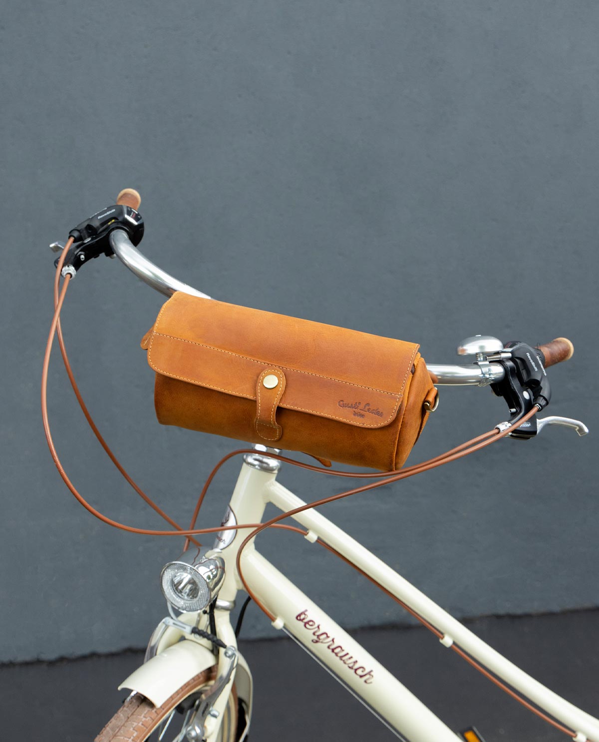 gusti-leder-roberto-2-in-1-lenkertasche-und-umh-ngetasche-aus-leder image 1