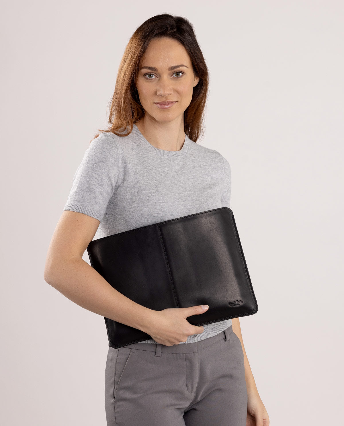 gusti-leder-luke-13-schwarze-laptoptasche-lederh-lle-aus-leder image 1