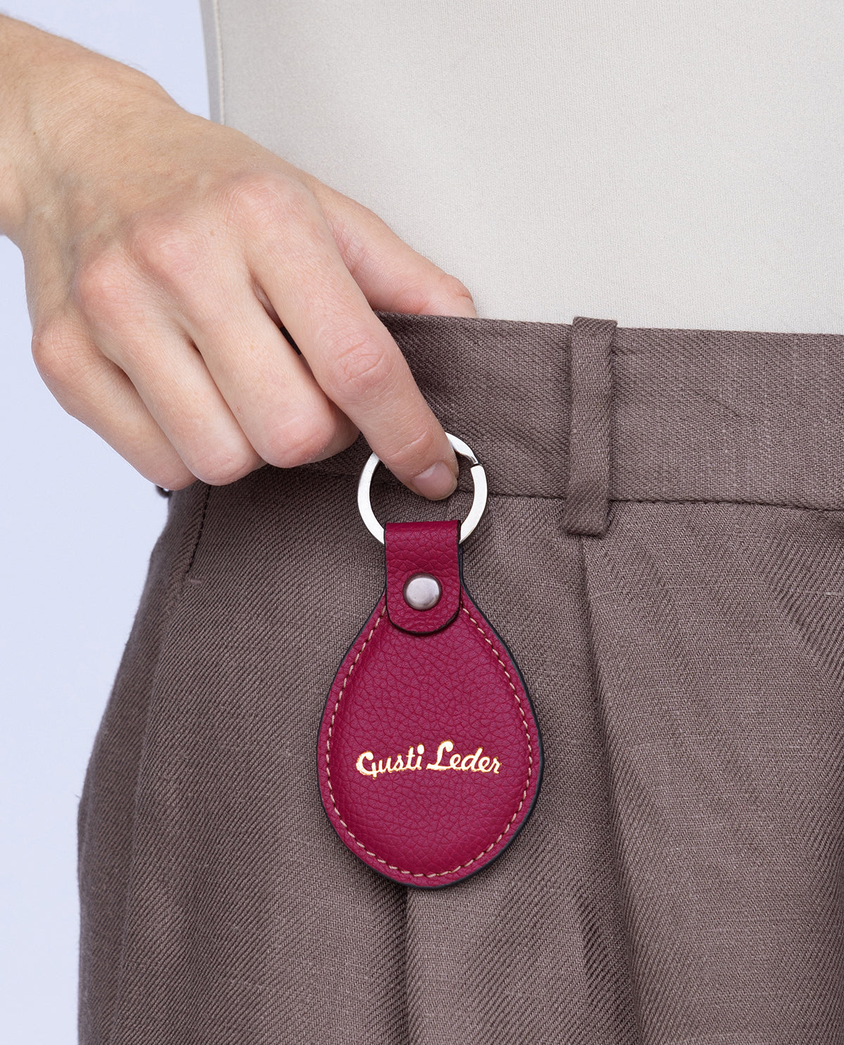 gusti-leder-lian-schl-sselanh-nger-leder-oval-personalisierbar image 5