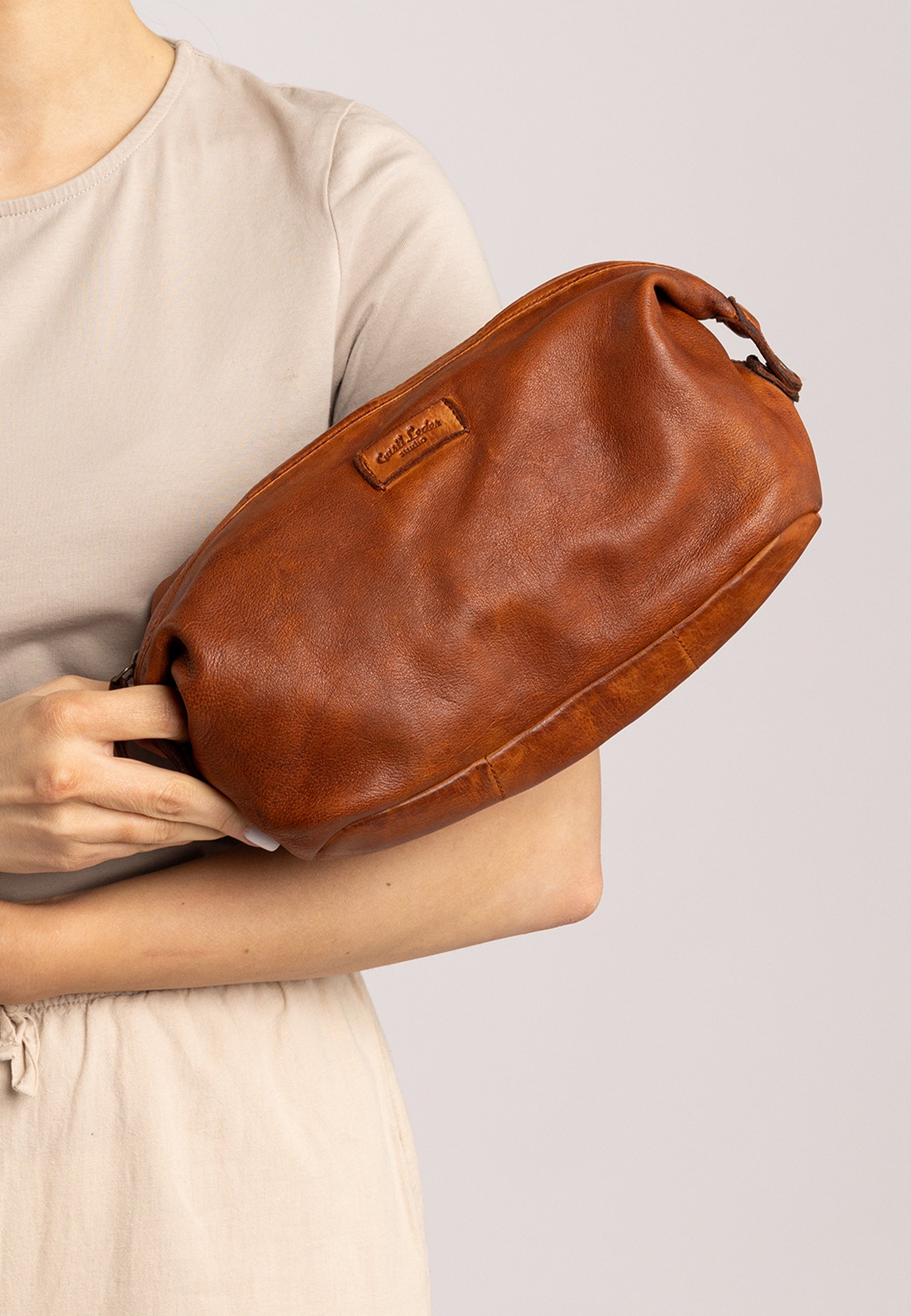 gusti-leder-caspian-kulturtasche-leder-braun-reise image 1