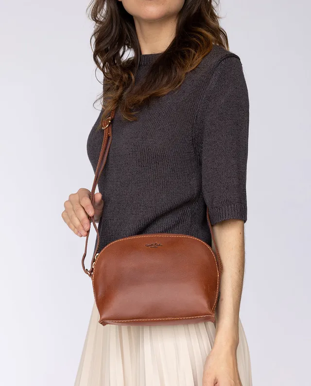gusti-leder-caio-handtasche-leder-braun-mit-airtag-fach image 1
